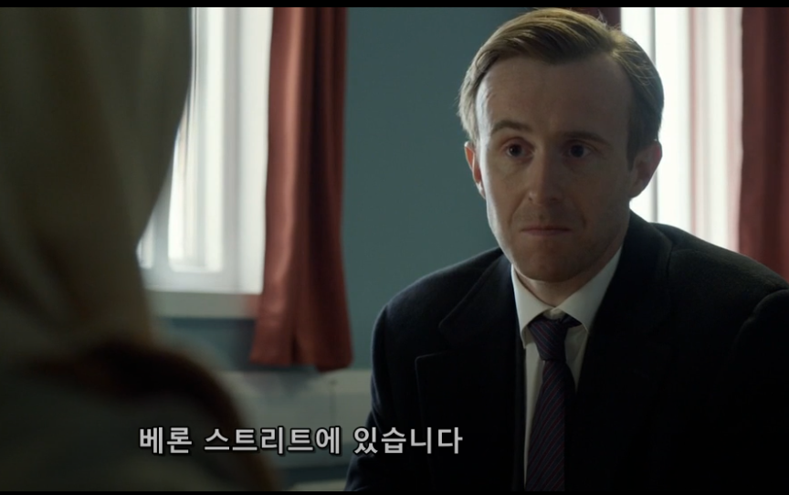 정부부 소속의 샘은 압둘라의 가족들의 고발을 믿지 않는데, 어떠한 이유가 있는걸까